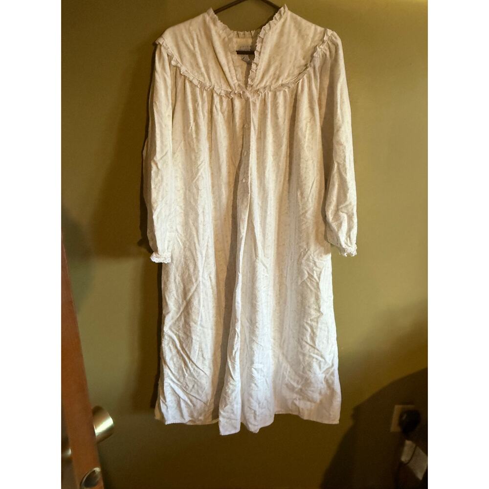 Lanz of Salzburg cream flannel with pastel flowers womens‎ gown size M